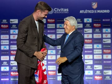 Momento en el que el presidente del Atlético de Madrid, Enrique Cerezo, entrega la camiseta rojiblanca Alexander Sorloth.