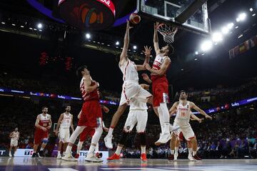 El ala-pívot Pierre Oriola entra a canasta ante la oposición del turco Furkan Korkmaz.