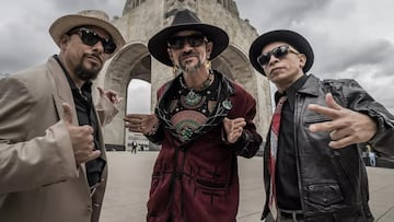 Roco Pachukote, en el centro, con el resto de miembros de Maldita Vecindad.