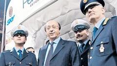 <b>TAN PANCHO. </b>Luciano Moggi, en el túnel de vestuarios de Delle Alpi, rodeado de los Carabinieri.