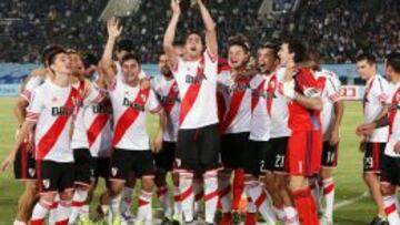 Los jugadores celebran el título de la Copa Suruga Bank.