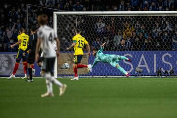 Jhon Jáder Durán y un golazo de chilena de Rafael Santos Borré le dieron la vuelta al marcador tras el primer tanto de Mitoma. Lorenzo mantiene su invicto con la Selección Colombia.