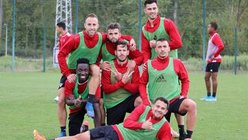 Parte de la plantilla rojilla bromea con un gesto alegre a la conclusión de un entrenamiento de esta semana.