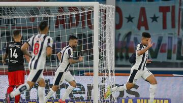 Diego Valoyes en partido de Talleres ante River Plate.