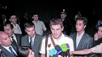 <b>OBJETIVO. </b>Casillas atendió a la prensa local tras aterrizar.