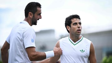 Marin Cilic saluda a Jaume Munaral final de su partido en Wimbledon.