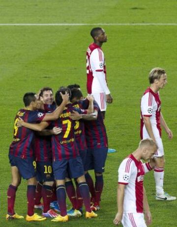Champions League. Grupo H. Barcelona - Ajax. 4-0. Messi celebra con sus compañeros el cuarto gol.