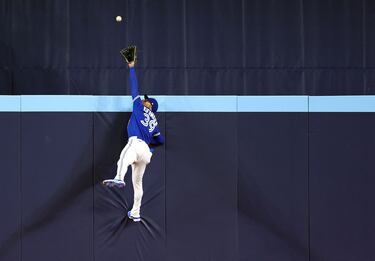 A punta de tablazos, Blue Jays abrió temporada en casa con victoria
