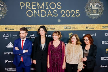 Varios integrantes que participaron en el especial informativo: Muerte y funeral del Papa Francisco y Cónclave (RTVE), posando en la alfombra roja de los Premios Ondas 2025