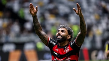 BRA01. BELO HORIZONTE (BRASIL), 11/11/2024 - Gabriel Barbosa "Gabigol" celebra el triunfo de la Copa de Brasil con el Flamengo tras ganar ante el Atlético Mineiro el pasado domingo en Belo Horizonte (Brasil). Gabriel Barbosa "Gabigol" confirmó este domingo, tras conquistar la Copa do Brasil con el Flamengo, que la disputada con el Atlético Mineiro ha sido su "última final" con el equipo carioca, al que abandonará al concluir este temporada. EFE/ Antonio Lacerda