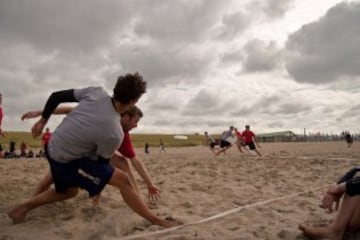 Los jugadores no pueden caminar ni correr mientras tengan el disco en las manos, ni tener contacto físico. Es distinguido por su principio del 'Espíritu de Juego', su alto rendimiento y la alegría del juego. El ultimate recoge elementos del fútbol, del baloncesto y del fútbol americano, sustituyendo el balón por un frisbee. Una de sus características más llamativas es la ausencia de un árbitro, el deporte se regula por el espíritu deportivo de cada jugador y equipo. Sus orígenes se remontan al ámbito universitario estadounidense de los años 60, introduciéndose en Europa a principios de los años 80. A nivel mundial se estima que hay unos 300 000 jugadores.
