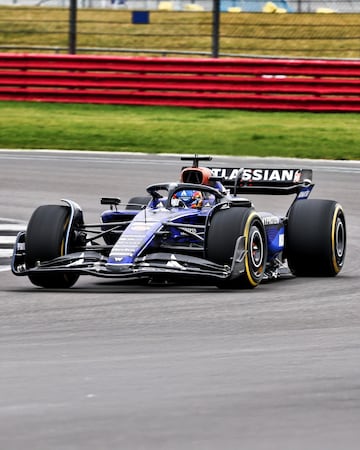 Vista general del nuevo coche Williams para el mundial de 2025 haciend sus primeras pruebas en el circuito de Silverstone.