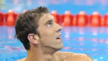 <b>EXPECTANTES. </b>Phelps y Lochte, que nadaron por las calles 3 y 4 respectivamente, observan el vídeo marcador después de haber nadado con éxito la semifinal del 200 libres.