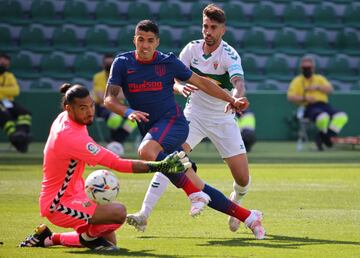 Luis Suárez ante el portero del Elche Paulo Gazzaniga.