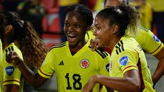 AMDEP4966. BUCARAMANGA (COLOMBIA), 25/07/2022.- Linda Caicedo (i) de Colombia celebra un gol hoy, en un partido de la semifinal de la Copa América Femenina entre Colombia y Argentina en el estadio Alfonso López en Bucaramanga (Colombia). EFE/ Mauricio Dueñas Castañeda
