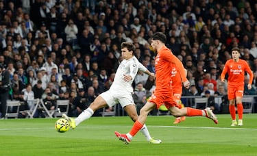 1-0. Gran pase de Trent Alexander-Arnold al área de la Real Sociedad. Gonzalo García, que se anticipa a su marcador, toca el balón sutilmente con su bota derecha y manda el balón al segundo palo, cruzado, para sorprender y superar a Alex Remiro.