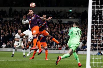 Nicolas Otamendi y Dele Alli.