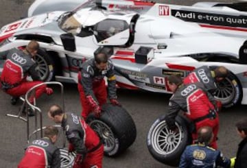 Los mecánicos trabajan en el Audi R18 E-Tron Quattro Número 3 justo antes de la carrera de Le Mans.