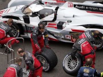 Los mecánicos trabajan en el Audi R18 E-Tron Quattro Número 3 justo antes de la carrera de Le Mans.