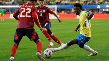 INGLEWOOD, CALIFORNIA - JUNE 24: Haxzel Quiros of Costa Rica challenges for the ball with Vinicius Junior of Brazil during the CONMEBOL Copa America 2024 Group D match between Brazil and Costa Rica at SoFi Stadium on June 24, 2024 in Inglewood, California.   Kevork Djansezian/Getty Images/AFP (Photo by KEVORK DJANSEZIAN / GETTY IMAGES NORTH AMERICA / Getty Images via AFP)