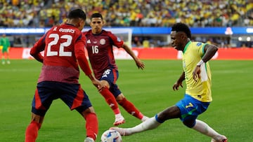 INGLEWOOD, CALIFORNIA - JUNE 24: Haxzel Quiros of Costa Rica challenges for the ball with Vinicius Junior of Brazil during the CONMEBOL Copa America 2024 Group D match between Brazil and Costa Rica at SoFi Stadium on June 24, 2024 in Inglewood, California. Kevork Djansezian/Getty Images/AFP (Photo by KEVORK DJANSEZIAN / GETTY IMAGES NORTH AMERICA / Getty Images via AFP)