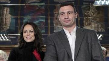 <b>EN LA URNA. </b>Vitali, con su esposa Natalia, ejerciendo su derecho.