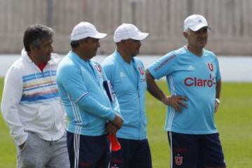 Hinchas de Universidad de Chile realizan banderazo en el Estadio Nacional, previo al Superclásico del domingo 02 de Octubre del 2016.
