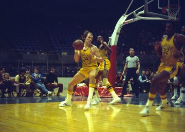 <b>- Años en la NBA:</b> 1965-1980 <br> <b>- Equipos:</b> San Francisco/Golden State Warriors y Houston Rockets. <b>- Medias de su carrera:</b> 24,8 puntos, 6,7 rebotes, 4,9 asistencias. <br> <b>- Mejor temporada:</b> (1966-67) 35,6 puntos, 9,2 rebotes, 3,6 asistencias. <br> <b>- Méritos:</b> Una vez campeón, una vez MVP de las Finales, ocho veces all star, cinco veces en el Mejor Quinteto. <br> <br> Su carrera estuvo marcada por los polémicos saltos de la NBA y al ABA y de vuelta a la Liga en la que, por ejemplo, promedió 35,8 puntos en 1967. Lanzaba los tiros libres al estilo cuchara pero era también un gran tirador, de los primeros en aprovechar la línea de tres en la ABA. Un genio del juego ofensivo, manejaba todos los registros anotadores.