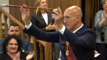 07/07/2023 José Antonio Diez (PSOE), reelegido alcalde de León con mayoría simple tras votar cada partido a su candidato.
El socialista José Antonio Diez Díaz ha sido elegido este viernes alcalde de León por segundo mandato tras ser el candidato más votado por los concejales de la Corporación, con una mayoría simple de once apoyos de un total de 27, en la sesión de Constitución celebrada en el Aula Magna de la Universidad de León.
POLITICA
AYUNTAMIENTO DE LEÓN