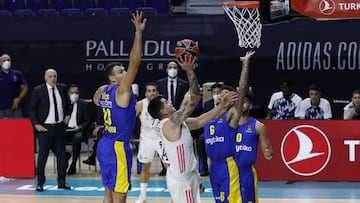 Gabriel Deck, del Real Madrid, frente a Sandy Cohen, del Maccabi Tel Aviv.