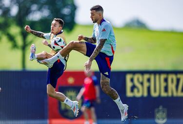 Joselu y Grimaldo pelean por un balón.