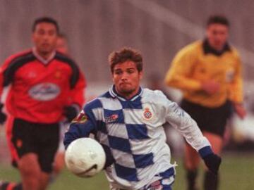 Comenzó en las categorías inferiores del Espanyol. En 1997 ya forma parte del primer equipo y debutó en la Primera División el 15 de mayo de 1998 ante el Valladolid. Con este equipo ganó la Copa del Rey de 2000.