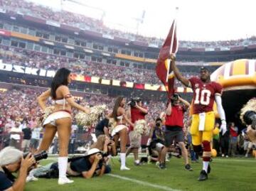 Momento en el que el quarterback de los Washington Redskins Robert Griffin III salta al campo antes del partido ante los Philadelphia Eagles.