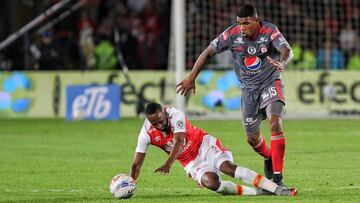 El volante Elkin Blanco de América de Cali en la disputa por el balón con Juan David Valencia de Santa Fe durante la final del Torneo Fox Sports