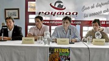 <b>CON CHAPARRO Y JIMÉNEZ EN NERVA</b>. Manolo Zambrano estuvo ayer en Nerva (Huelva) con Paco Chaparro y Manolo Jiménez, técnicos de Betis y Sevilla, respectivamente, durante la presentación en el Restaurante Nervense de una publicación sobre el fútbol de la provincia y sus orígenes.