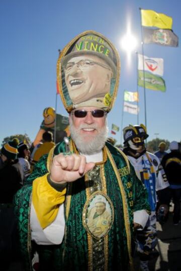 Aquí tenemos al representante en la tierra de San Vicente Lombardi, patrón de las Super Bowls y la combinación verde/amarillo. En segundo plano, un superhéroe becario de la Liga de la Justicia de América.