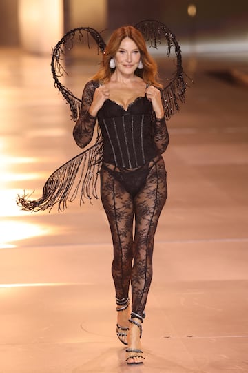 Carla Bruni durante el desfile de Victoria's Secret Fashion Show en Brooklyn.