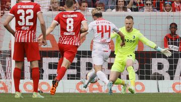 Freiburg (Germany), 06/05/2023.- Kevin Kampl of Leipzig (2R) scores the 0-1 during the German Bundesliga soccer match between SC Freiburg and RB Leipzig in Freiburg, Germany, 06 May 2023. (Alemania) EFE/EPA/RONALD WITTEK CONDITIONS - ATTENTION: The DFL regulations prohibit any use of photographs as image sequences and/or quasi-video.
