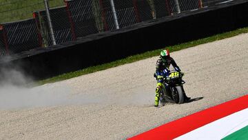 Rossi se sali&oacute; en Mugello antes de caerse.