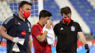 LEGANÉS (MADRID), 08/06/2021.- El centrocampista de la selección española sub21, Manu García, abandona el terreno de juego tras sufrir un golpe en la cara durante el encuentro amistoso que disputan hoy martes, sustituyendo a la