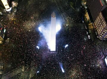 Los aficionados de River celebran el triunfo de su equipo en la Final de la Copa Libertadores ante Boca en la Plaza del Obelisco.