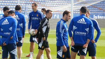 Carcedo, en el centro de la imagen, durante el entrenamiento de ayer del Real Zaragoza en La Romareda.