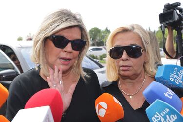 Terelu Campos y Carmen Borrego atienden a los medios de comunicación a su llegada al tanatoria de La Paz.