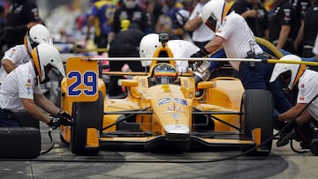 Fernando Alonso, of Spain, and his crew practice a pit stop during a practice session for the Indianapolis 500 IndyCar auto race at Indianapolis Motor Speedway, Wednesday, May 17, 2017 in Indianapolis. (AP Photo/Michael Conroy)