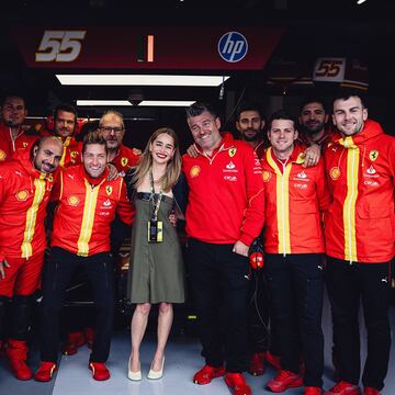 La actriz, modelo y autora britnica junto al equipo de Scuderia Ferrari durante el Gran Premio de Gran Breta?a.