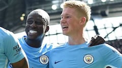 Benjamin Mendy y Kevin de Bruyne celebrando un gol con el City muy sonrientes.