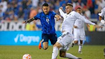 El Salvador's forward Joshua Perez (L) fights for the ball with Costa Rica's defender Juan Pablo Vargas during the Concacaf 2023 Gold Cup Group C football match between El Salvador and Costa Rica at the Red Bull Arena, in Harrison, New Jersey on June 30, 2023. (Photo by Leonardo Munoz / AFP)