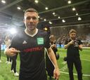 Podolski monta un torneo benéfico y todo acaba mal: ¡el árbitro se fue!
