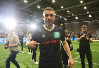 Podolski monta un torneo benéfico y todo acaba mal: ¡el árbitro se fue!