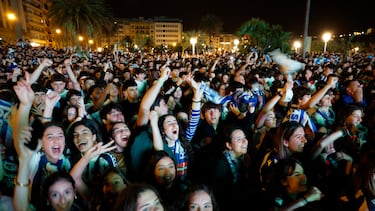 SAN SEBASTIÁN, 18/04/2026.- Aficionados de la Real Sociedad celebran la victoria en San Sebastián al finalizar la final de la Copa del Rey que su equipo disputó ante el Atlético de Madrid hoy sábado en Sevilla. EFE/ Javier Etxezarreta
